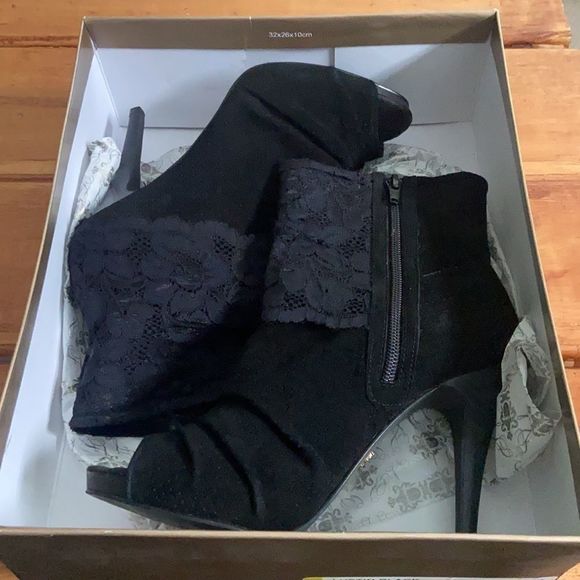 Fergie All Black Lustin Booties - Picture 5 of 11